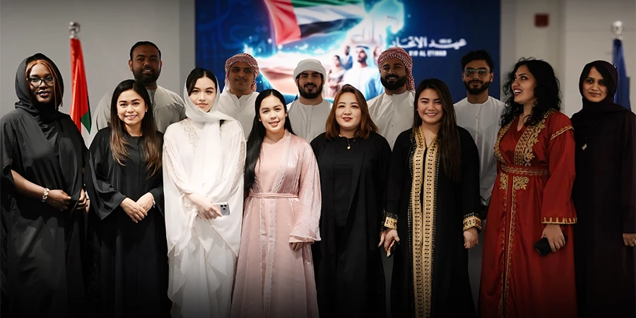 STARTRADER Dubai team group photo on UAE National Day